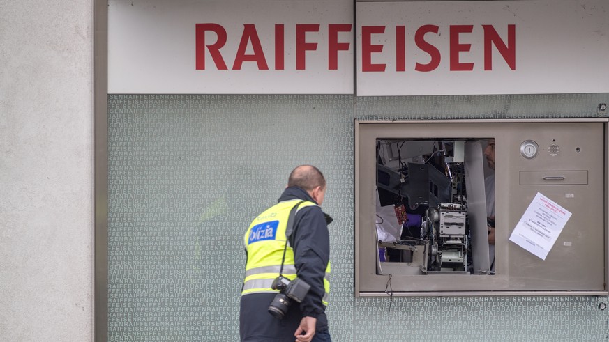 Ein Polizist steht vor einem gesprengten Bancomat der Raiffeisen-Bank, am Freitag, 23. November 2018, in Coldrerio. Unbekannte hatten in der Nacht auf heute den Bancomat gesprengt und Geld entwendet.  ...