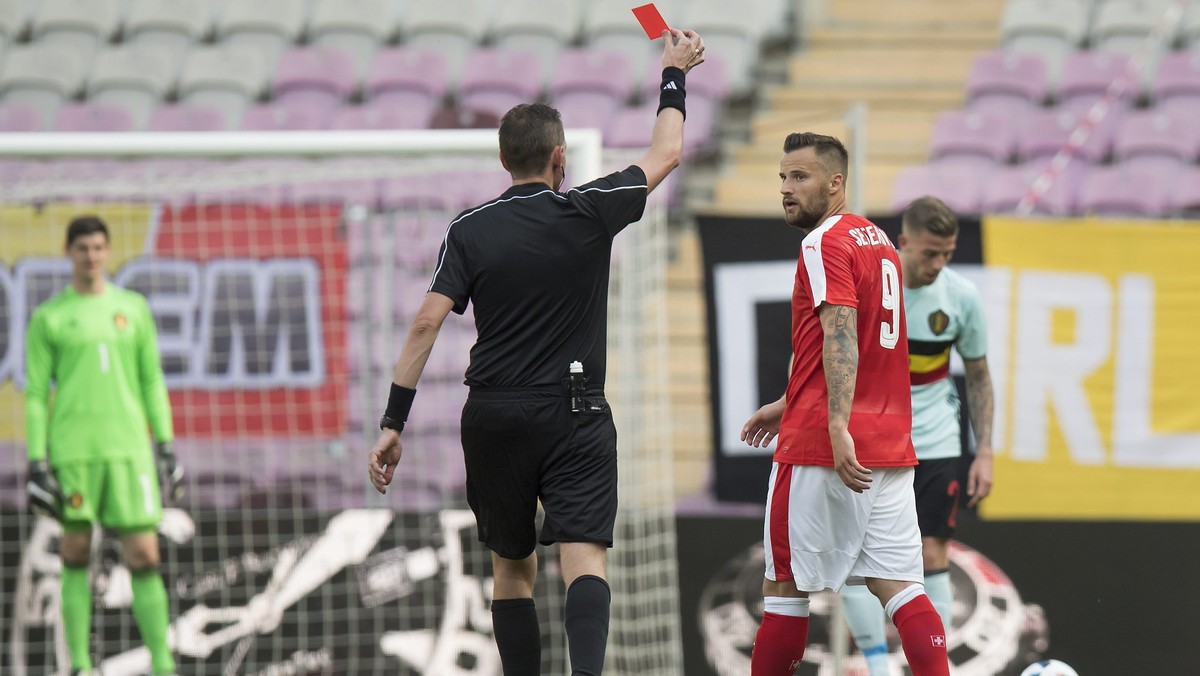 epa05334037 Switzerland's Haris Seferovic (R), receives a red card from referee Paolo Silvio Mazzoleni during an international friendly between Switzerland and Belgium, at the stade de Geneve sta ...