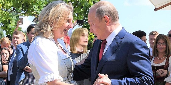 Ex-Ministerin Kneissl tanzte mit Putin – jetzt schreibt sie für RT
Ottina, Ottis &quot;sister in fate&quot; ein russicher Troll?
Das kann ja lustig werden.
In dem Fall ist Putin ja gar nicht so humorlos wie er immer scheint.

