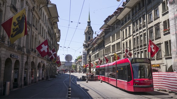 Ein Tram der Linie 7 faehrt durch die Spitalgasse in Bern, im Hintergrund die Heiliggeist-Kirche und der Bahnhofplatz, am Sonntag, 28. Juni 2015. (KEYSTONE/Alessandro della Valle)