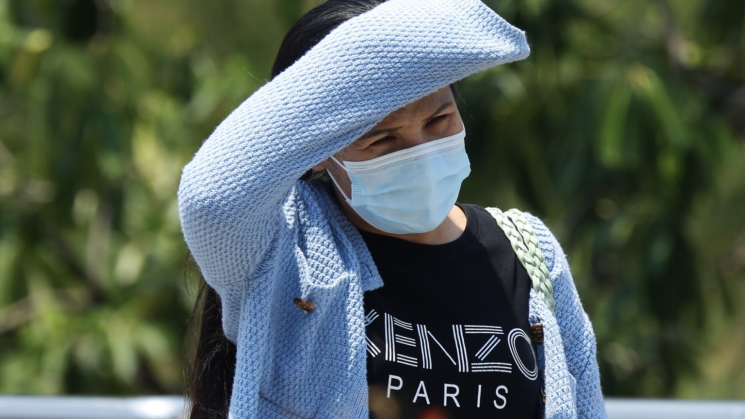 epa11203539 A woman uses her arm as protection from the sunlight during a heatwave in Bangkok, Thailand, 07 March 2024. Thai authorities issued an &#039;extreme heat&#039; warning to residents, advisi ...