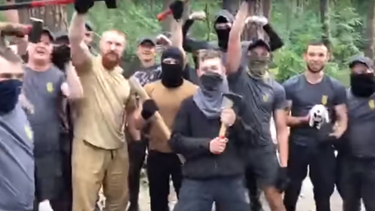 Mit Hämmern und Äxten bewaffnet: Die paramilitärischen Gruppierung «National Druzhyna».