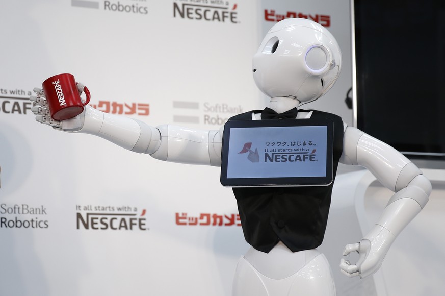 Nein, das ist keine Aufnahme aus dem neuen Star-Wars-Film, das ist Roboter «Pepper», der&nbsp;in einem japanischen Elektronikgeschäft Kaffeemaschinen anpreist.