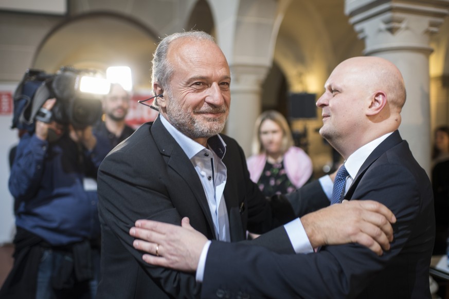 Die beiden FDPler Filippo Leutenegger, links, und Michael Baumer, freuen sich ueber ihr Resultat anlaesslich der Stadtratswahlen im Stadthaus in Zuerich, aufgenommen am Sonntag, 4. Maerz 2018. (KEYSTO ...