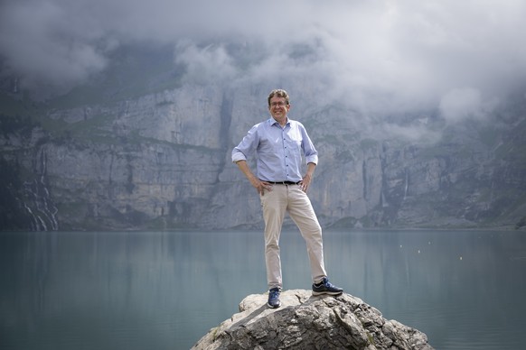 Bundesrat Albert Roesti posiert fuer die Fotografen an einem Sommergespraech in seiner Heimatregion, am Mittwoch, 10. Juli 2024, im Oeschinensee, in Kandersteg. Der Vorsteher des Departements fuer Umw ...