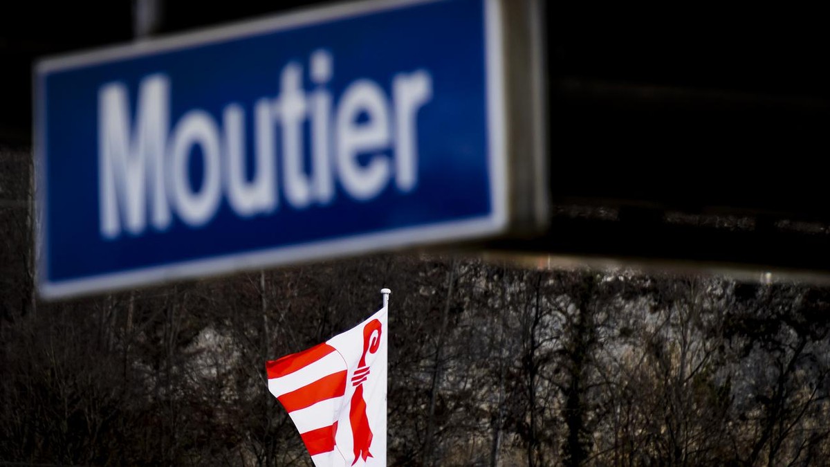 Le drapeau du Jura flotte sur l'Hotel Restaurant de la Gare le jeudi 4 mars 2021 a Moutier. Le 28 mars prochain, les Prevotois doivent revoter sur l'appartenance cantonale de la ville de Mou ...