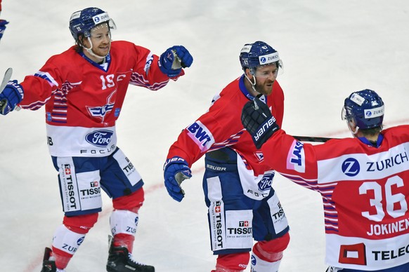 Der Klotener Torschuetze Romano Lemm, Mitte, juebelt mit Steve Kellenberger, links, und Jussi Jokinen, rechts, nach seinem Tor zum 3-1 fuer Kloten beim Eishockeycup 1/4 Finalspiel EHC Kloten gegen den ...