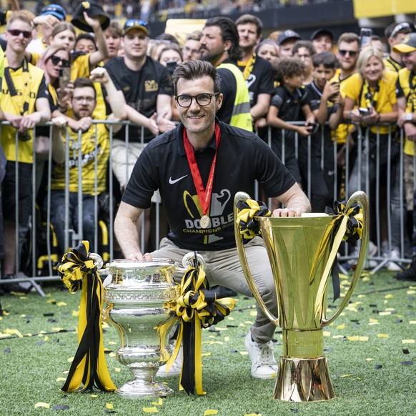YB Trainer Raphael Wicky posiert mit den Pokalen des Cupsiegers und des Fussballschweizermeisters, nach dem Schweizer Fussball Cup Final zwischen dem BSC Young Boys und dem FC Lugano, am Sonntag, 4. J ...