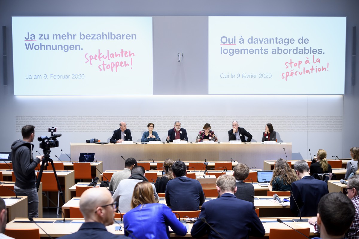 Carlo Sommaruga, Praesident Mieterinnen- und Mieterverband Schweiz, Staenderat (GE), Mitte, spricht an der Seite von Louis Schelbert, Praesident Wohnbaugenossenschaften Schweiz, alt Nationalrat (LU),  ...