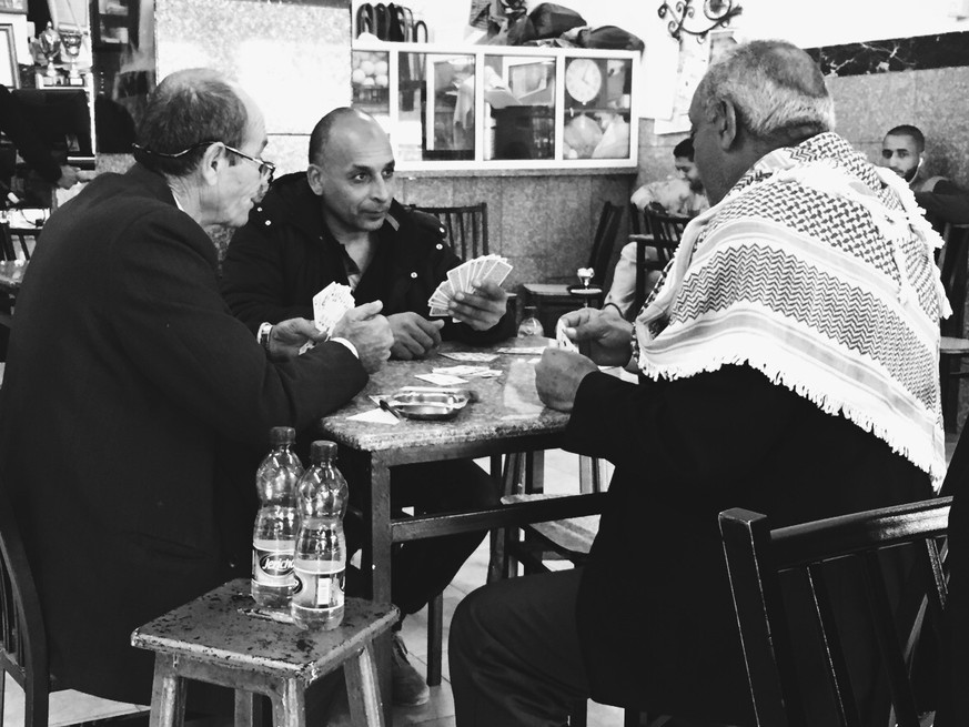 Männer beim Karten spielen in einem Café in Jericho.