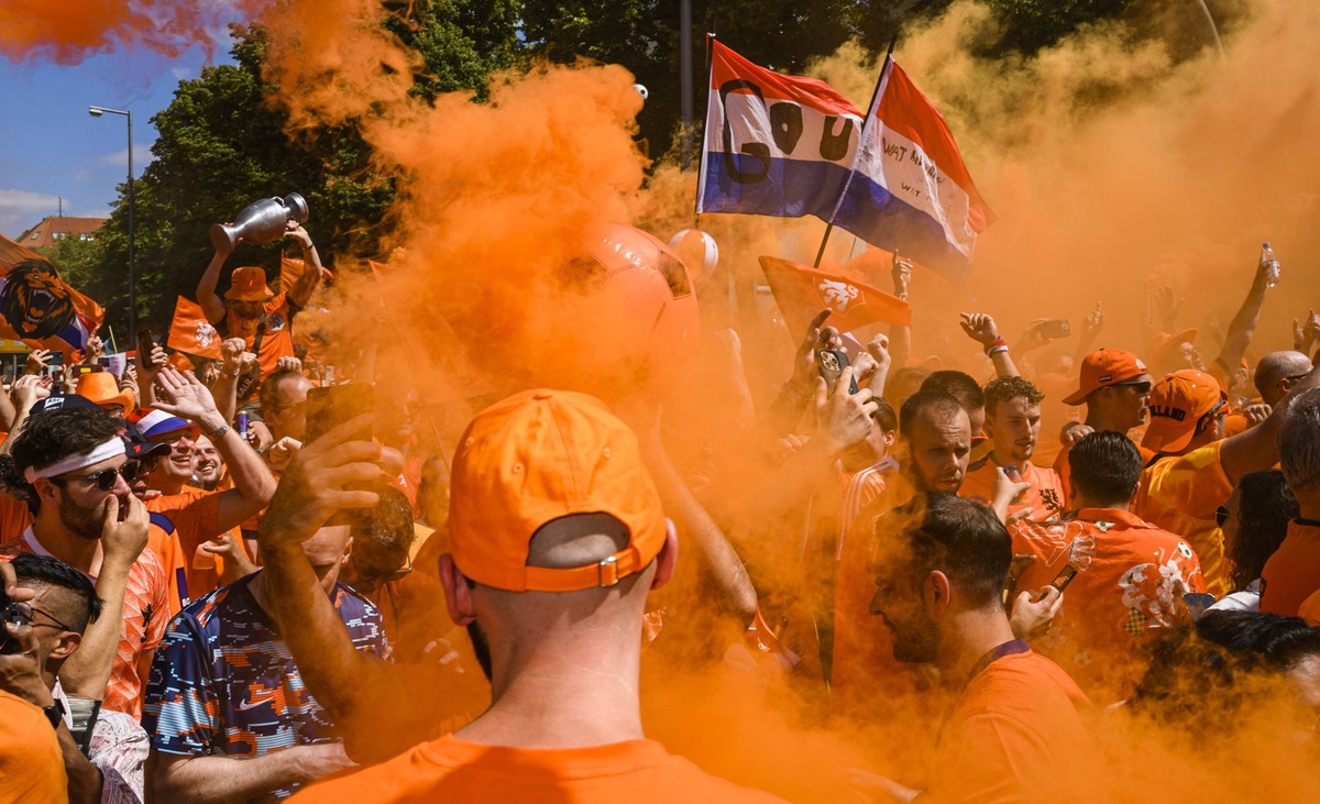 Fanmarsch der Oranje in Berlin Rund 20.000 Oranje-Fans stimmten sich laut Polizei bei einem ausgelassenem Fanmarsch vom Hammarskj