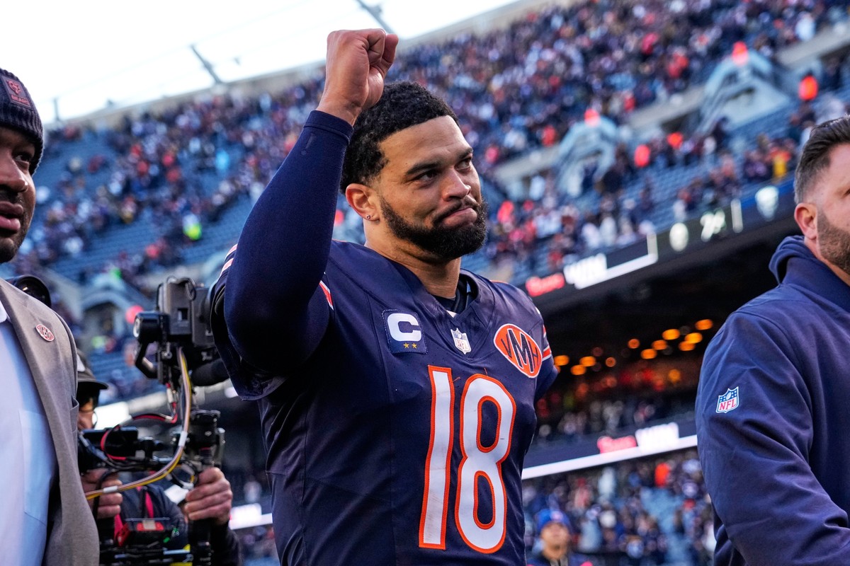 Chicago Bears quarterback Caleb Williams (18) walks off the field following an NFL football game against the Pittsburgh Steelers, Sunday, Nov. 23, 2025, in Chicago. (AP Photo/Nam Huh )
Steelers Bears  ...