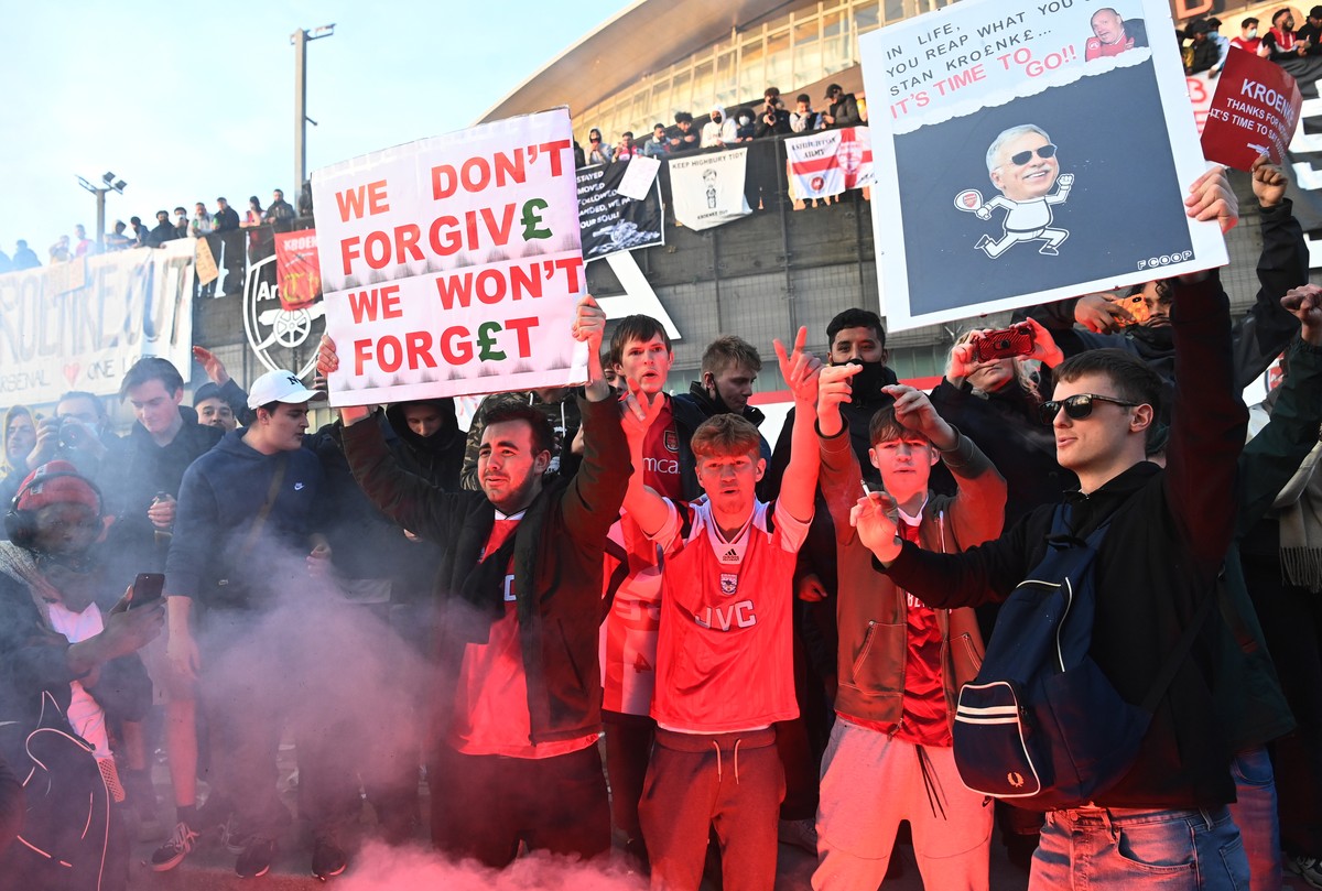 epa09155853 Arsenal fans stage a demonstration against the club's owner Stan Kroenke outside the Emirates stadium in London, Britain, 23 April 2021. EPA/FACUNDO ARRIZABALAGA