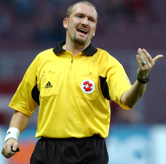 L&#039; arbitre de football Martin Salm gesticule lors du match du tour final LNA de football entre Servette FC et FC Thoune au Stade de Geneve, ce jeudi 17 avril 2003 a Geneve. (KEYSTONE/Laurent Gill ...