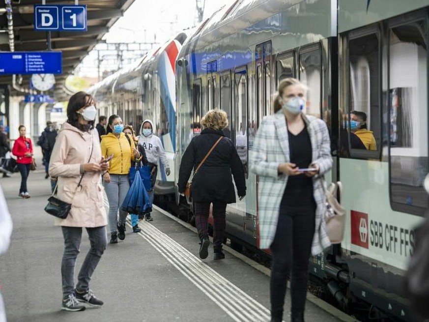 SBB und Postauto empfehlen in Zügen und Bussen Masken, wenn der Abstand von zwei Metern nicht eingehalten werden kann. (Archivbild)