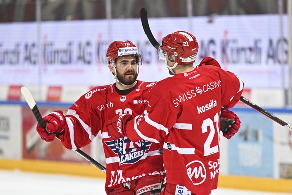 SC Rapperswil-Jona Lakers Gian-Marco Wetter, links, bejubelt wein 4-1 mit SC Rapperswil-Jona Lakers Kalle Kossila, in Spiel 1 des Playoff 1/4 Final Eishockeyspiels der National League zwischen den Rap ...