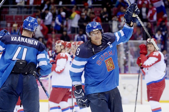 19.0214; Sotschi; Olympische Winterspiele Sotschi 2014 - Eishockey - Viertelfinal - Finnland - Russland; Teemu Selaenne (FIN) jubelt nach Spielschluss (Joel Marklund/Bildbyran/freshfocus)