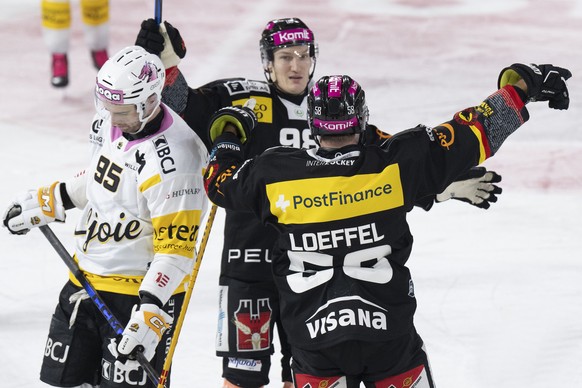 Romain Loeffel (SCB), rechts, und Benjamin Baumgartner (SCB) feiern neben Kevin Bozon (HCA) den Treffer zum 5-0 im Spiel der Eishockey National League zwischen SC Bern, SCB, und HC Ajoie, HCA, vom Son ...
