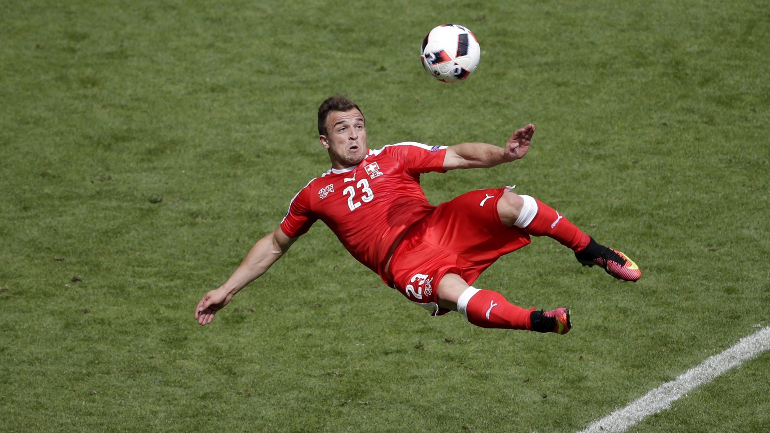 epaselect epa05389778 Xherdan Shaqiri of Switzerland scores the 1-1 during the UEFA EURO 2016 round of 16 match between Switzerland and Poland at Stade Geoffroy Guichard in Saint-Etienne, France, 25 J ...