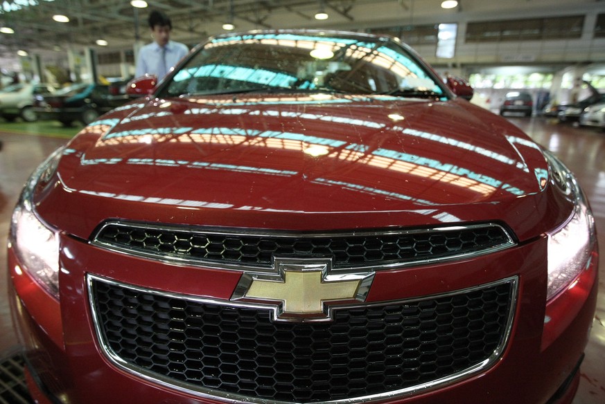 epa08223329 (FILE) - A Thai man looks at a Chevrolet Cruze in a Chevrolet, General Motors Corporation (GM), showroom in Bangkok, Thailand, 12 January 2011 (reissued 17 February 2020). According to med ...