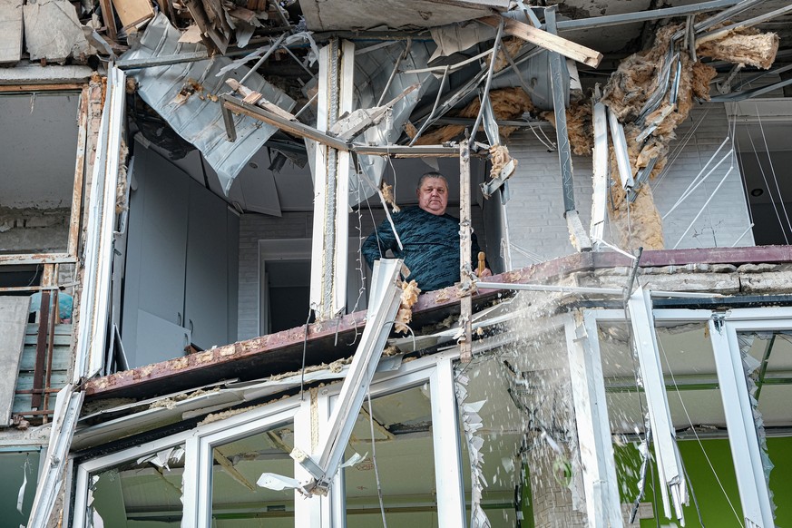 epa10375641 A resident in a destroyed appartment buildingfollowing overnight shelling in Kherson, Ukraine, 21 December 2022. Ukrainian troops entered Kherson on 11 November after the Russian army had  ...
