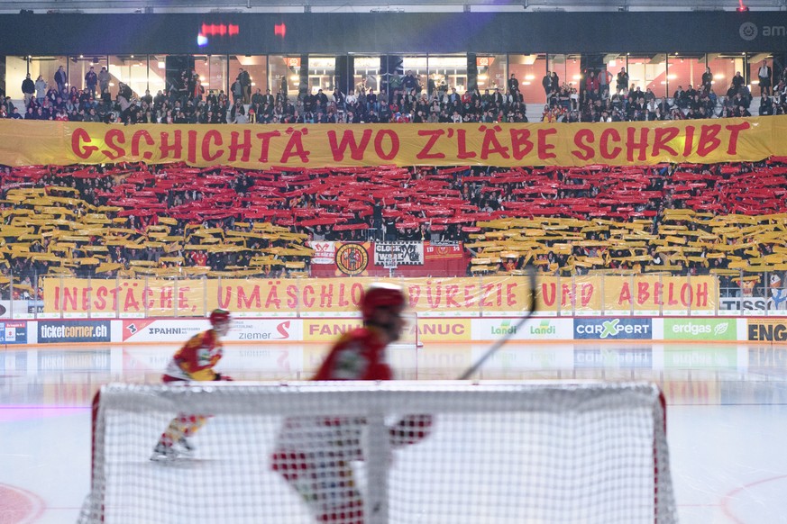 Die Bieler Fans der Tribune Sud feuern ihre Mannschaft an, im ersten Eishockey Playoff-Viertelfinalspiel der National League zwischen dem HC Biel und dem HC Davos, am Samstag, 10. Maerz 2018, in der T ...