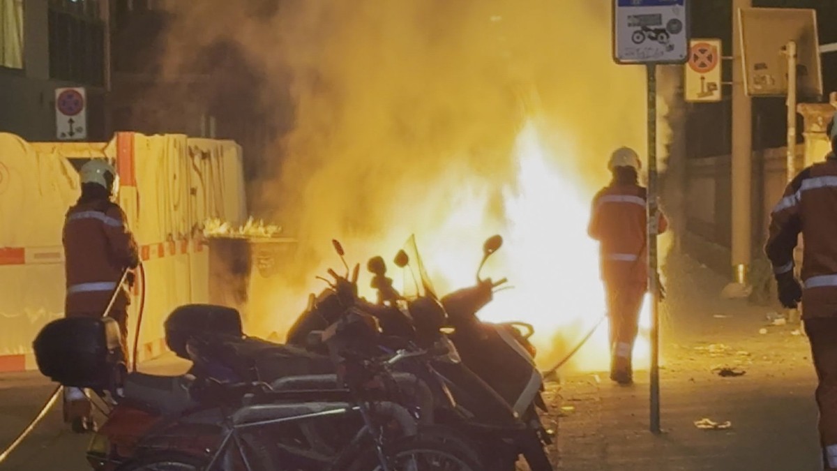 Unbekannte haben in Zürich brennende Strassenbarrikaden errichtet.