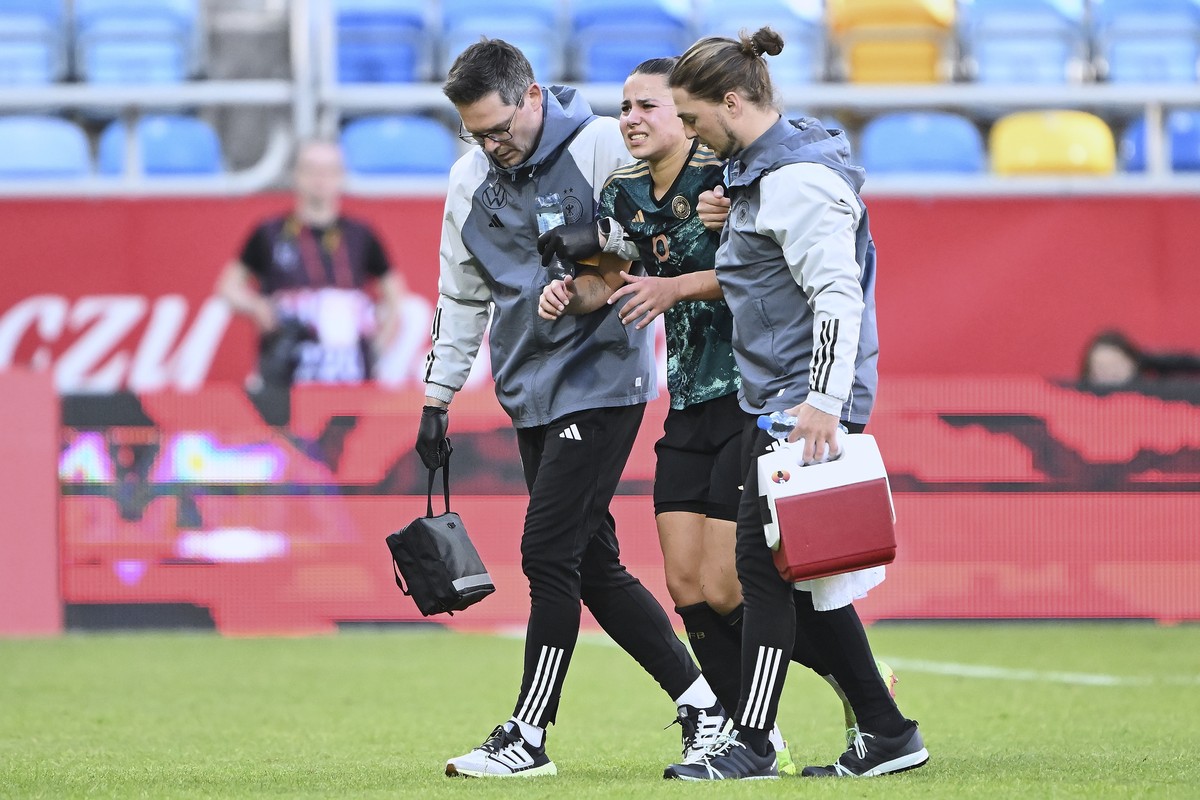 epa11389572 Injured Lena Oberdorf (C) of Germany leaves the field during a UEFA Women's European Qualifiers soccer match between Poland and Germany, in Gdynia, Poland, 04 June 2024. EPA/Adam Warz ...