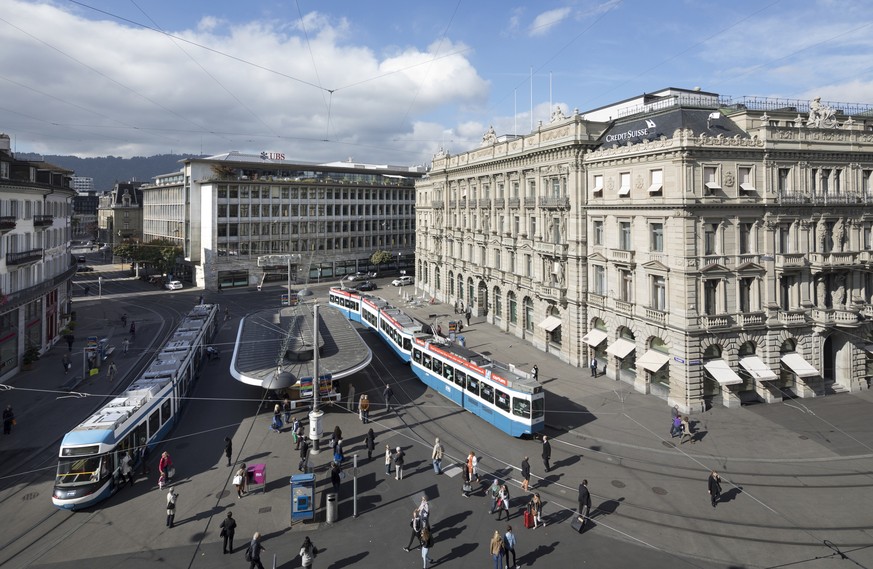 ZUM ZUERCHER PARADEPLATZ, SYNONYM DES FINANZPLATZES SCHWEIZ, STELLEN WIR IHNEN HEUTE, DONNERSTAG, 24. NOVEMBER 2016, FOLGENDES BILDMATERIAL ZUR VERFUEGUNG --- Paradeplatz Square with the headquarter o ...