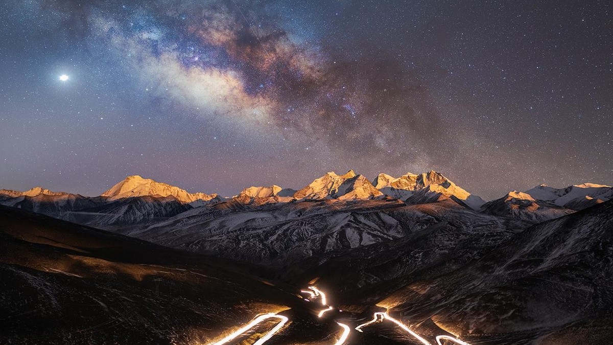 Nominierte für den Astronomy Photographer of the Year 2022: The starry sky over the world's highest national highway by Yang Sutie - People &amp; Space.