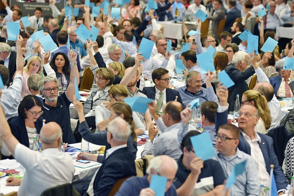 Abstimmung an der Delegiertenversammlung der FDP Schweiz in Zuerich am Samstag, 22. Juni 2019. (KEYSTONE/Walter Bieri)