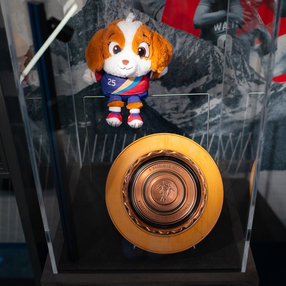 Der Holzteller und das EM-Maskottchen «Maddli».