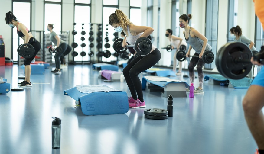 ARCHIVBILD ZUM HEUTIGEN ENTSCHEID DES BUNDESRATES BETREFFEND DER WIEDEREROEFFNUNG VON FITNESSCENTER, AM MITTWOCH, 14. APRIL 2021, AM MITTWOCH, 14. APRIL 2021 - Eine Gruppe trainiert im Fitnessstudio A ...