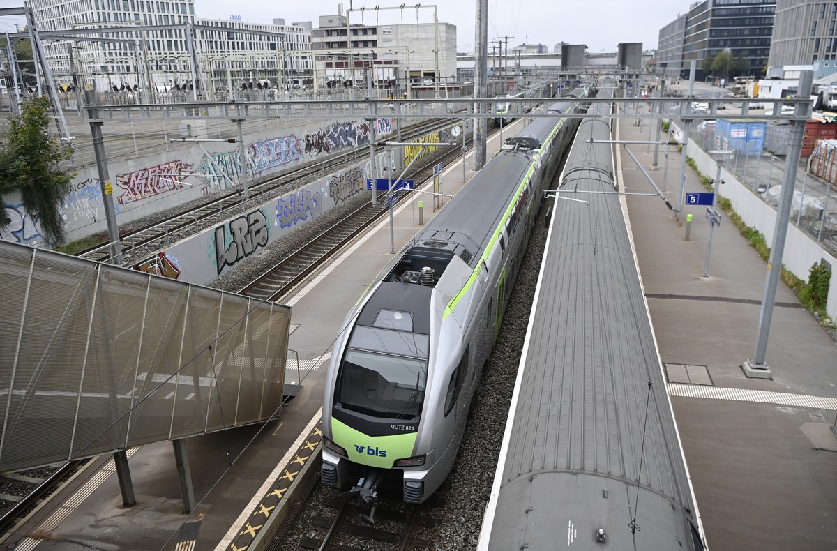 Zuege der BLS und der SBB stehen still im Bahnhof Bern Wandorf am Freitag, 2. Oktober 2020. Im Raum Bern ist der Zugverkehr seit Freitagmorgen stark gestoert. Zuege aus dem Osten der Schweiz koennen w ...
