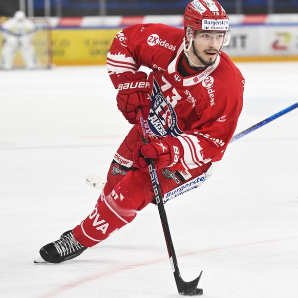 Der Rapperswiler Petr Cajka, links, und Ambri-Piottas Filip Chlapik, im Eishockeyspiel der National League zwischen den Rapperswil-Jona Lakers und dem HC Ambri-Piotta, am Samstag, 4. Maerz 2023, in de ...