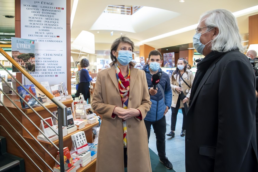 La conseillere federale Simonetta Sommaruga, gauche, discute avec Pascal Vandenberghe, droite, Directeur de Payot SA, lors d&#039;une visite rencontre avec des vendeuses dans le cadre du 1er mai et de ...