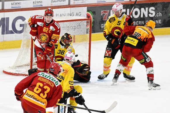 Tigers Dario Rohrbach, vorne, bezwingt Berns Berns Goalie Adam Reideborn, und Patrik Nemeth, beim Eishockey-Qualifikationsspiel der National League zwischen den SCL Tigers und dem SC Bern, am Samstag, ...