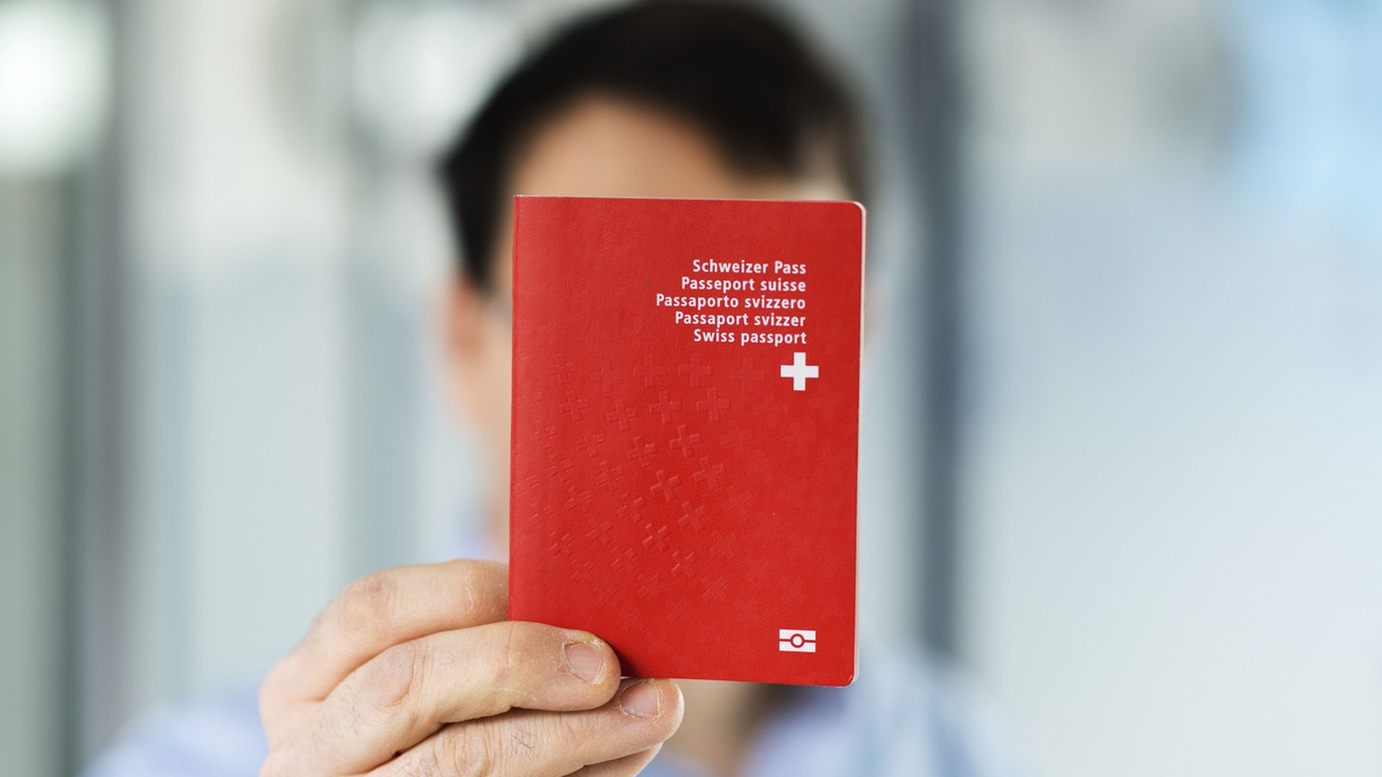Ein Mann haelt einen biometrischen Schweizer Pass in der Hand, aufgenommen am 10. Februar 2014 in Bern. (KEYSTONE/Christian Beutler)

A man holds a Swiss biometric passport, pictured in Bern, Switzerl ...