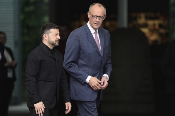 Germany&#039;s Chancellor Friedrich Merz, right, welcomes Ukraine&#039;s President Volodymyr Zelenskyy during an official military reception at the chancellery in Berlin, Germany, Wednesday, May 28, 2 ...