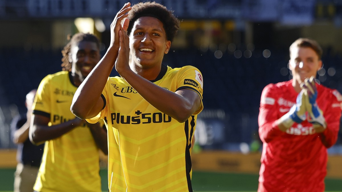 Olivier Mambwa (YB) wird von den Fans und Teamkollegen gefeiert, nach dem Sieg im Super League Spiel zwischen dem BSC Young Boys und dem FC Lugano, am Sonntag, 31. August 2025 im Stadion Wankdorf in B ...