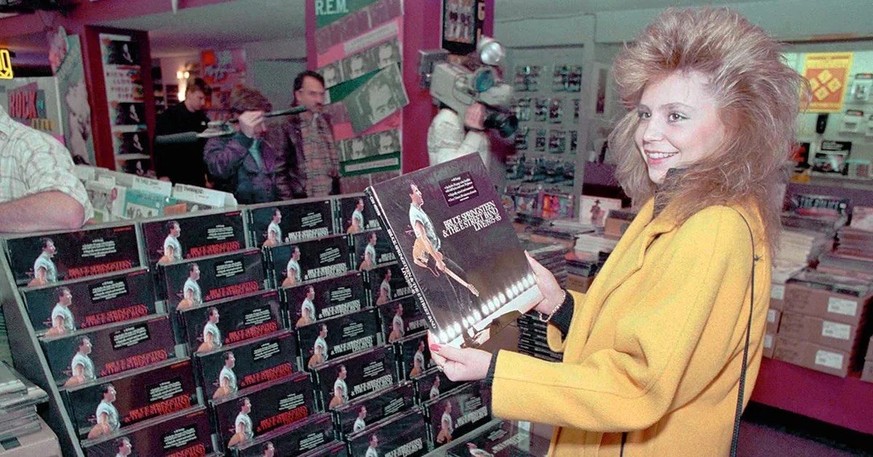Plattenläden in den 1980er.
https://www.reddit.com/r/The1980s/comments/1fk6zbl/record_shopping_in_the_80s/