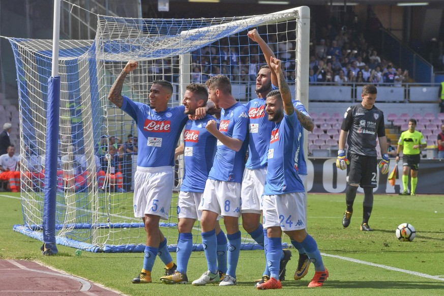 epa06237871 Napoli&#039;s forward Dries Mertens (2-L) celebrates with his teammates after scoring the second goal by penalty during the Italian italian Serie A match soccer match between SSC Napoli an ...