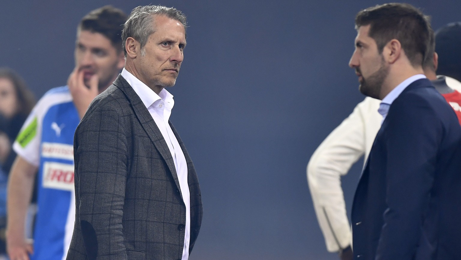 GC-Praesident Stephan Anliker, links, und CEO Manuel Huber, rechts, nach der Niederlage beim Fussballspiel der Super League Grasshopper Club Zuerich gegen den FC St. Gallen 
im Stadion Letzigrund in Z ...