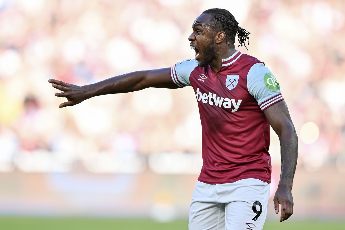 epa11687133 Michail Antonio of West Ham United gestures during the English Premier League soccer match between West Ham United and Manchester United, in London, Britain, 27 October 2024. EPA/VINCE MIG ...