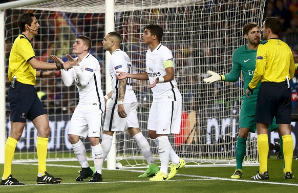 epa05837467 Paris Saint-Germain&#039;s German goalkeeper Kevin Trapp (C) talks to the linesman as his teammates remonstrate with German referee Deniz Aytekin (L) on a penalty decision during the UEFA  ...