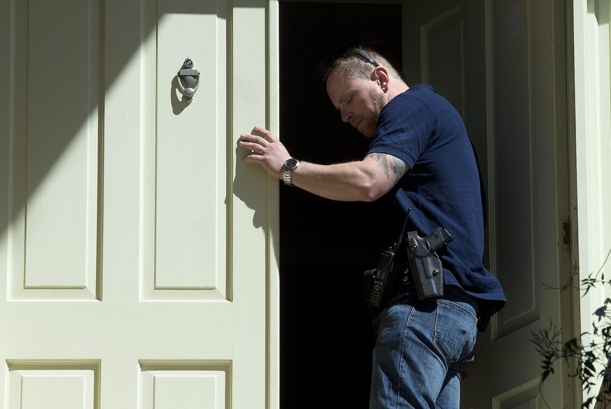 Ein Polizist untersucht das Haus eines Terrorverdächtigen in Brisbane – 70 Beamten befanden sich in der ostaustralischen Grossstadt im Einsatz.