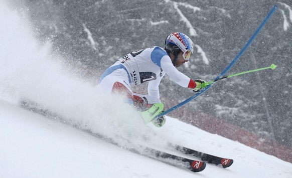 Alpine Skiing - FIS Alpine Skiing World Cup - Men&#039;s Super Combined - Wengen, Switzerland - 13/01/17 - Carlo Janka of Switzerland skis in the slalom part of the men&#039;s Super Combined. REUTERS/ ...