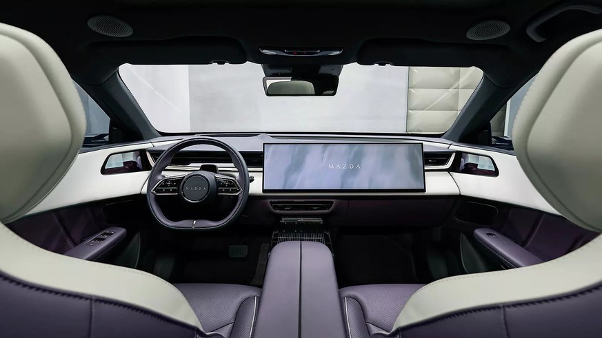 Das Cockpit verzichtet auf ein klassisches Instrumentendisplay.