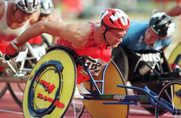 Heinz Frei, Mitte, aus Etziken auf dem Weg zur Goldmedaille ueber 10&#039;000 Meter an den Paralympics in Atlanta am 19. August 1996. (KEYSTONE/Eddy Risch)