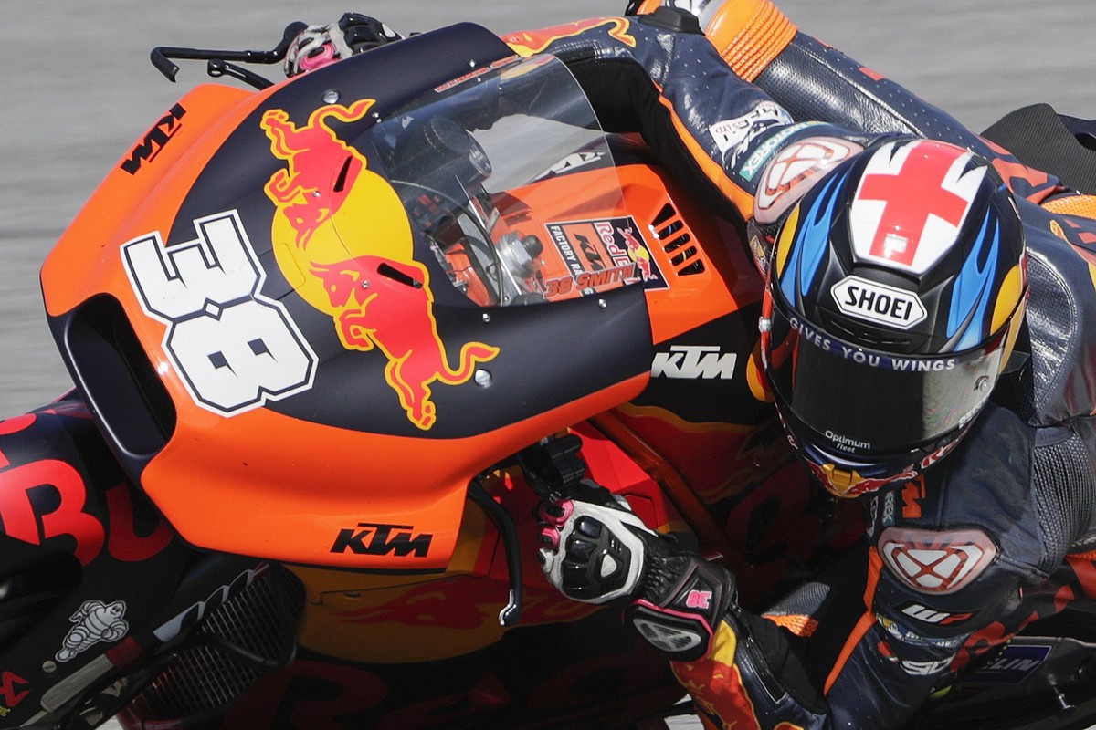epa06294078 Britain's MotoGP rider Bradley Smith of Red Bull KTM Factory Racing in action during the third practice session for the 2017 Malaysia Motorcycling Grand Prix at Sepang International C ...